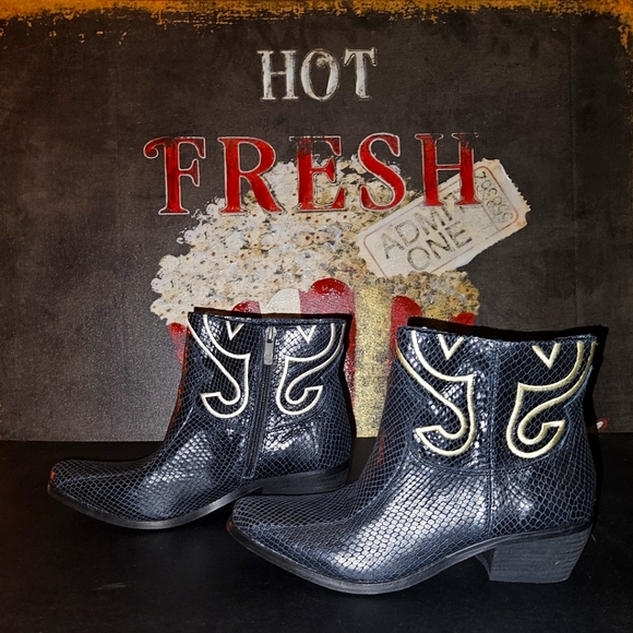 "VINCE CAMUTO" Ankle boots - Picture 3 of 11